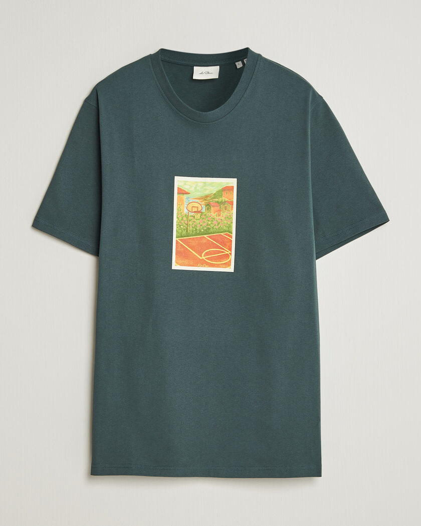LES DEUX Court Printed T-Shirt Pine Green – Grün