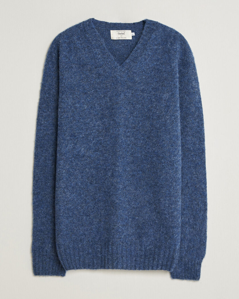 Harley Of Scotland for Care of Carl Brushed Supersoft Lambswool V-Neck Denim Blue – Blau