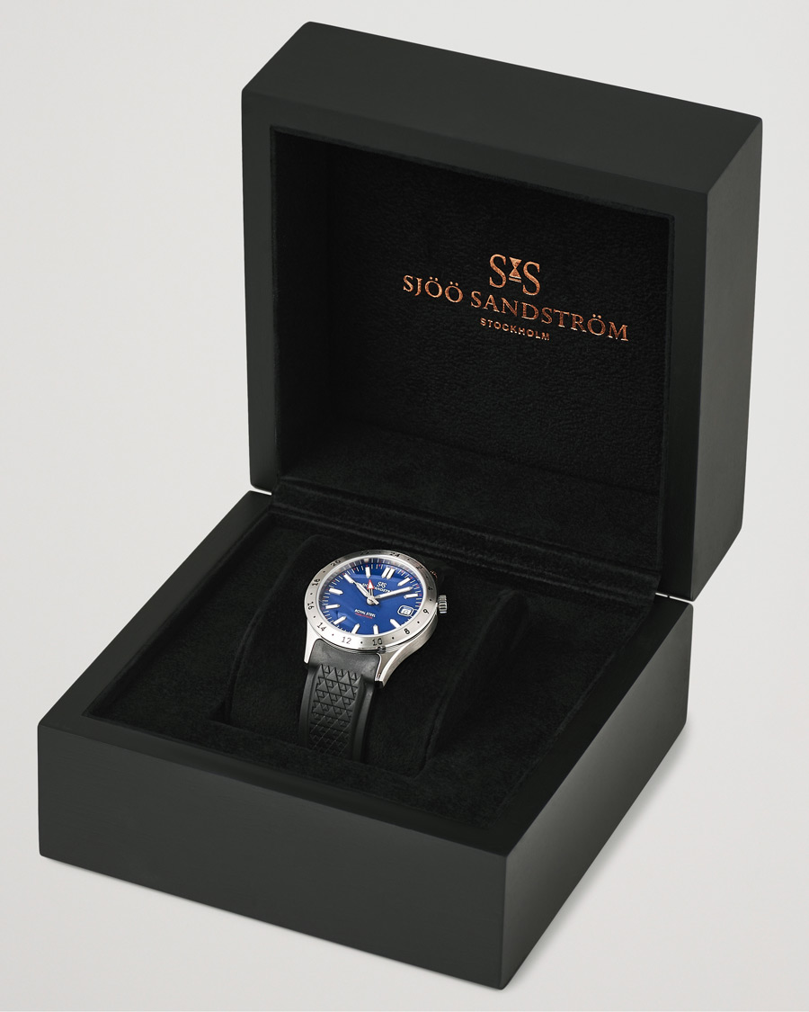 Herren | Sjöö Sandström Royal Steel Worldtimer 36mm Blue with Rubber | Sjöö Sandström | Royal Steel Worldtimer 36mm Blue with Rubber
