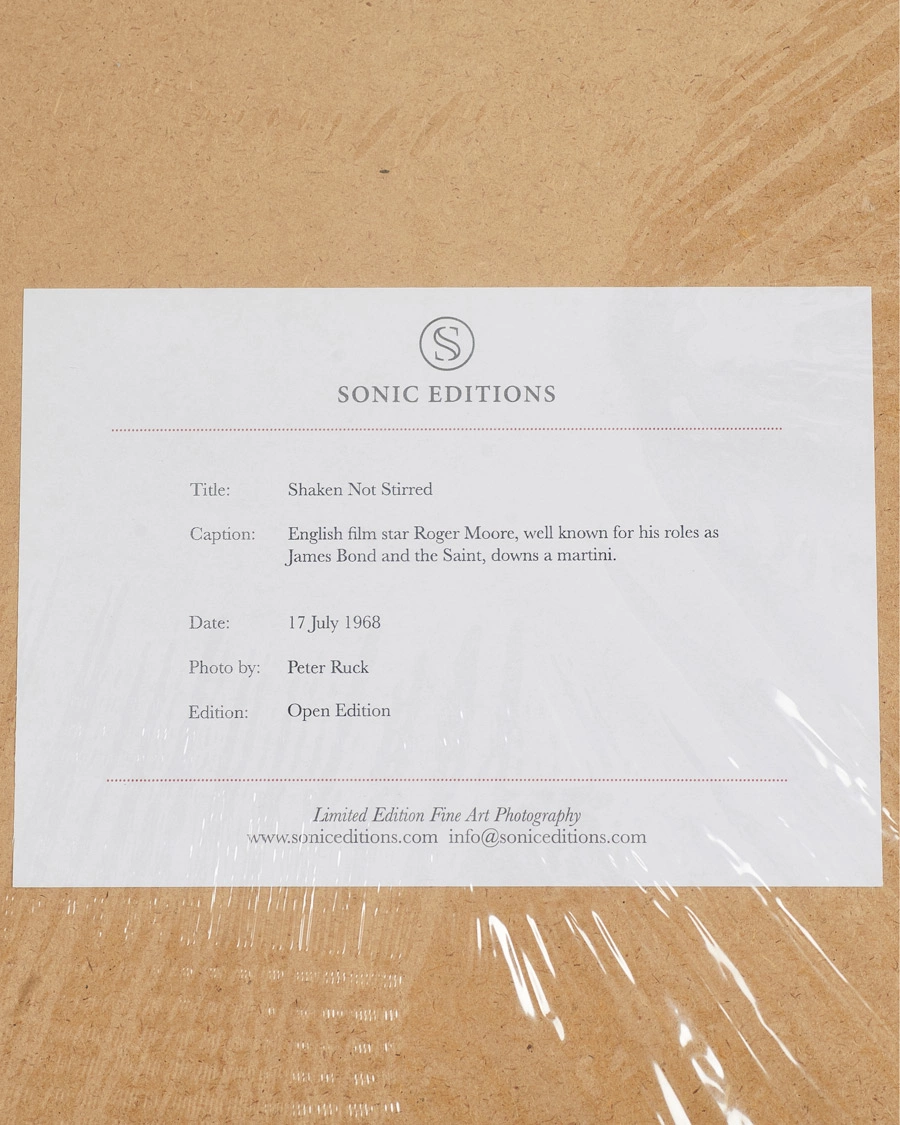 Herren | Special gifts | Sonic Editions | Framed Roger Moore Shaken Not Stirred 