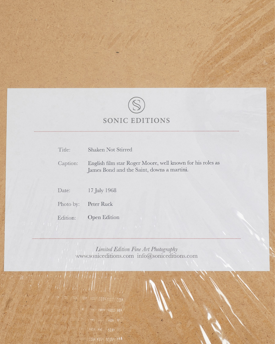 Herren | Bilder | Sonic Editions | Framed Roger Moore Shaken Not Stirred