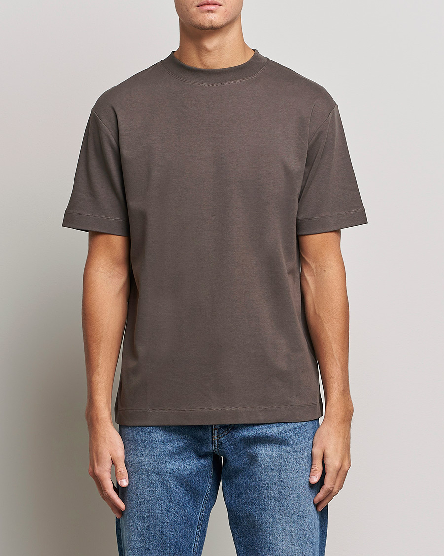 Herren | T-Shirts | Sunspel | Brushed Cotton Mock Neck Tee Dark Walnut