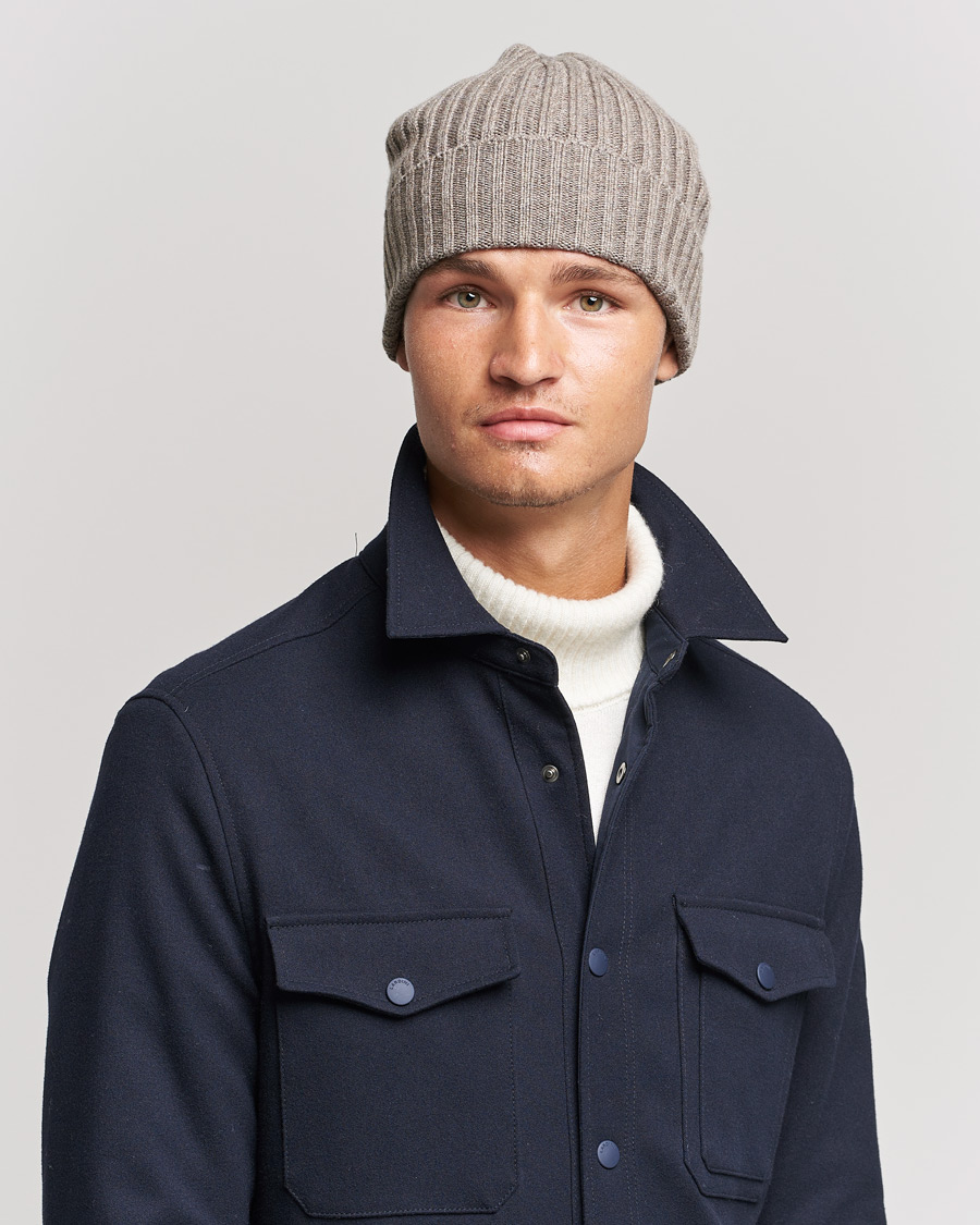 Herren | Piacenza Cashmere Ribbed Cashmere Beanie Taupe | Piacenza Cashmere | Ribbed Cashmere Beanie Taupe