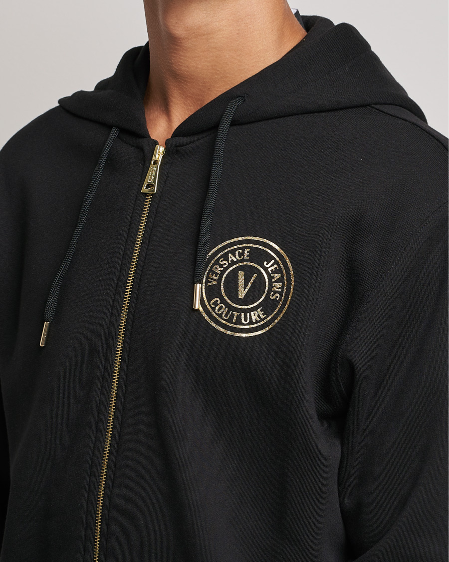 Herren | Pullover | Versace Jeans Couture | V Emblem Hoodie Black/Gold