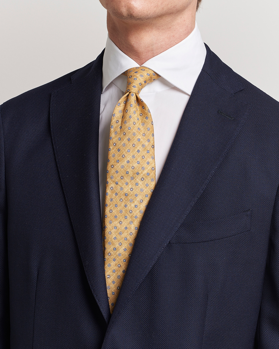 Herren | Amanda Christensen Linen Printed Medallion 8cm Tie Yellow | Amanda Christensen | Linen Printed Medallion 8cm Tie Yellow