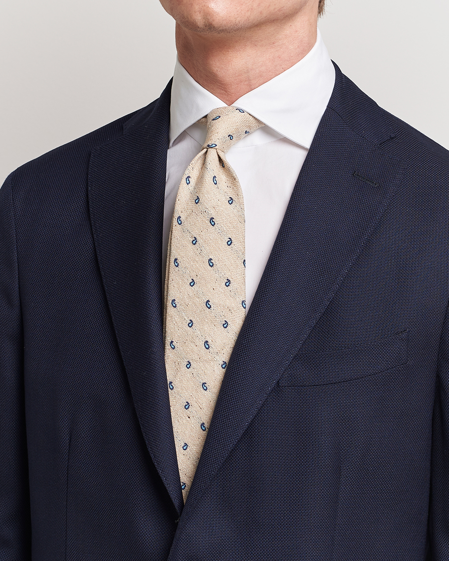 Herren | Amanda Christensen Silk/Linen/Cotton Paisley 8cm Tie Sand | Amanda Christensen | Silk/Linen/Cotton Paisley 8cm Tie Sand