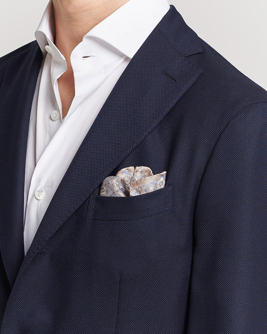 Herren | Amanda Christensen Silk Oxford Printed Flower Pocket Square Yellow | Amanda Christensen | Silk Oxford Printed Flower Pocket Square Yellow