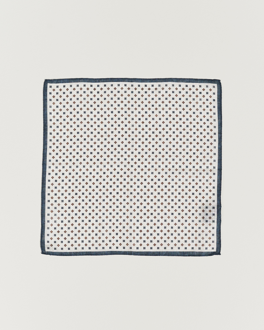 Herren | Amanda Christensen Linen Paspoal Printed Flower Pocket Square White/Navy | Amanda Christensen | Linen Paspoal Printed Flower Pocket Square White/Navy