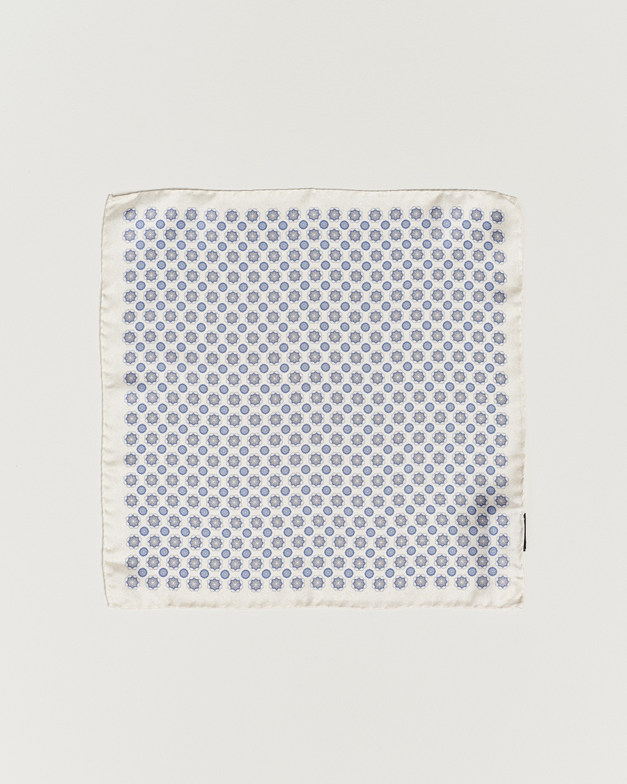 Herren | Amanda Christensen Silk Twill Printed Medallion Pocket Square White | Amanda Christensen | Silk Twill Printed Medallion Pocket Square White