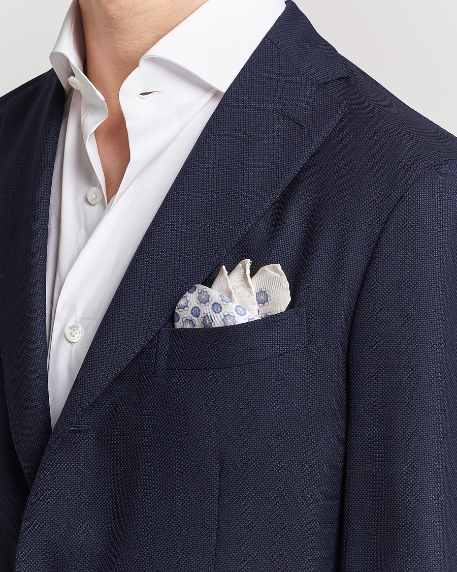 Herren | Amanda Christensen Silk Twill Printed Medallion Pocket Square White | Amanda Christensen | Silk Twill Printed Medallion Pocket Square White