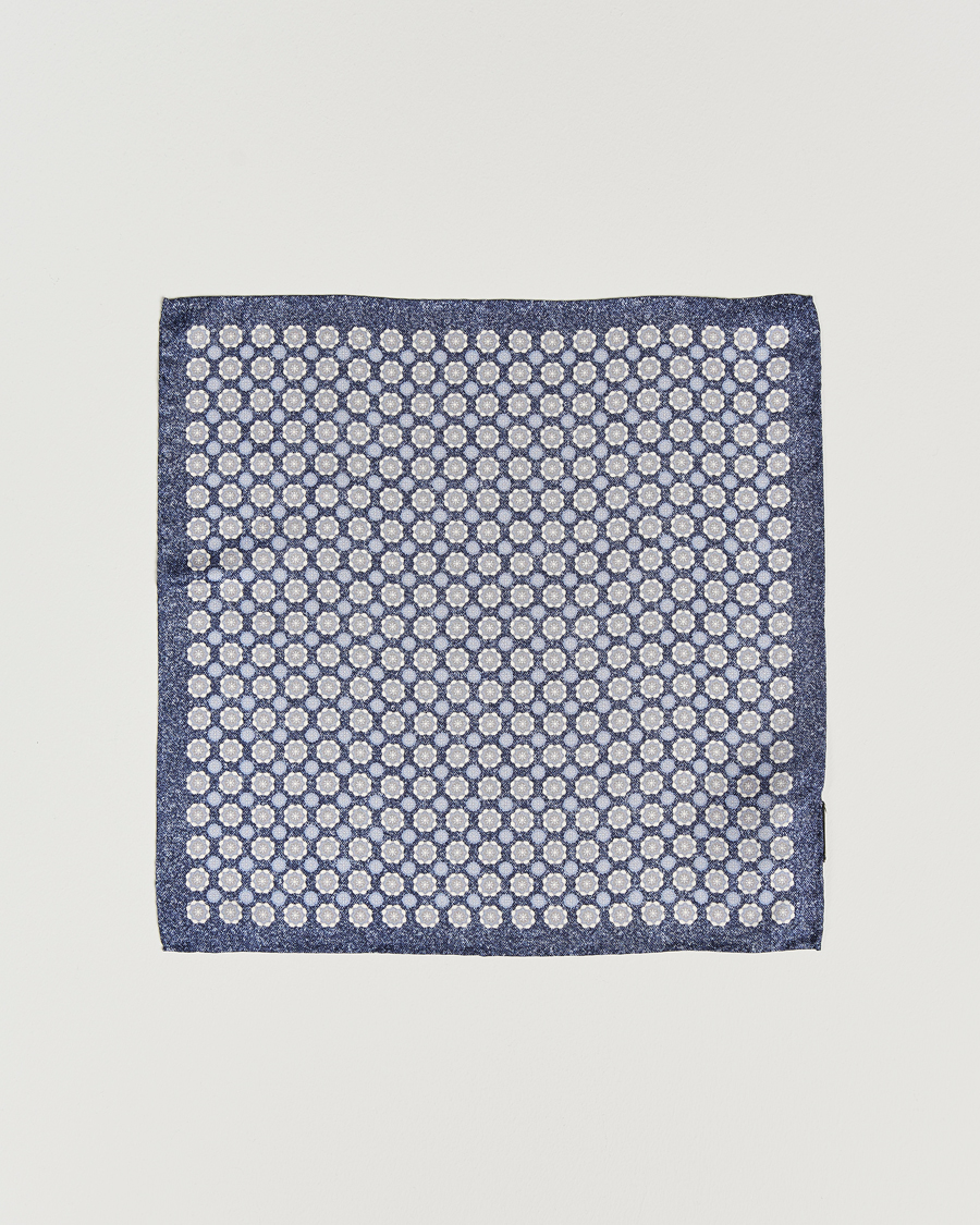 Herren | Amanda Christensen Silk Twill Printed Medallion Pocket Square Navy | Amanda Christensen | Silk Twill Printed Medallion Pocket Square Navy