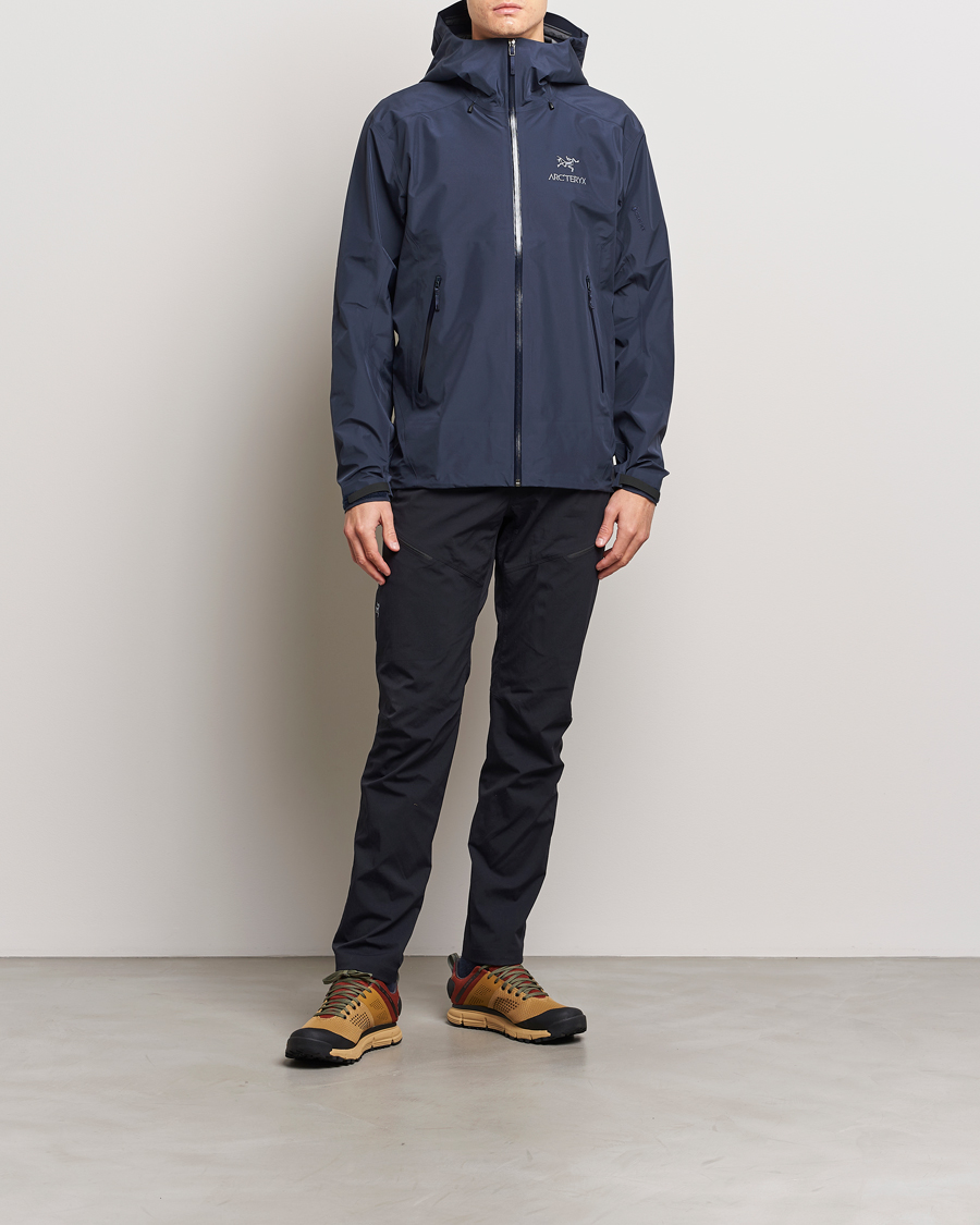 Arc'teryx Beta LT Jacket Black Sapphire bei Care of Carl