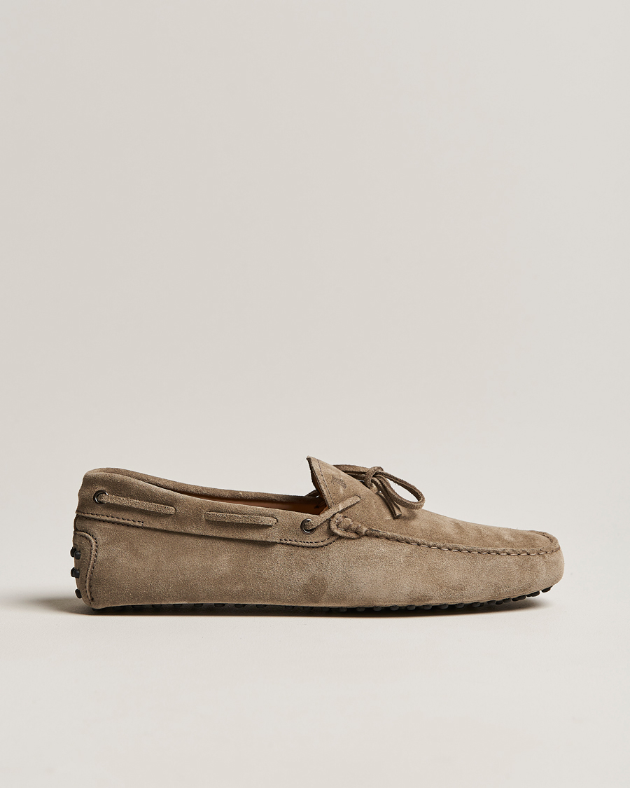 Herren | Tod's Laccetto Gommino Carshoe Taupe Suede | Tod's | Laccetto Gommino Carshoe Taupe Suede