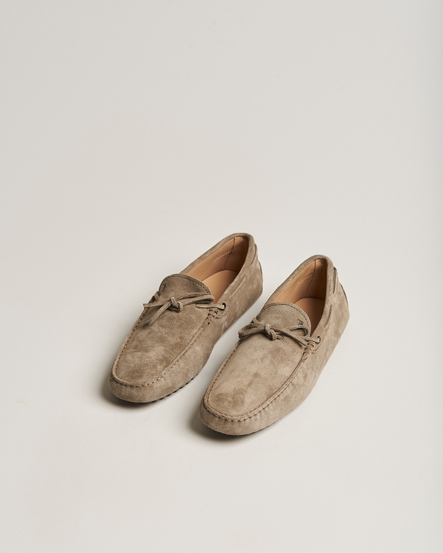 Herren | Tod's Laccetto Gommino Carshoe Taupe Suede | Tod's | Laccetto Gommino Carshoe Taupe Suede