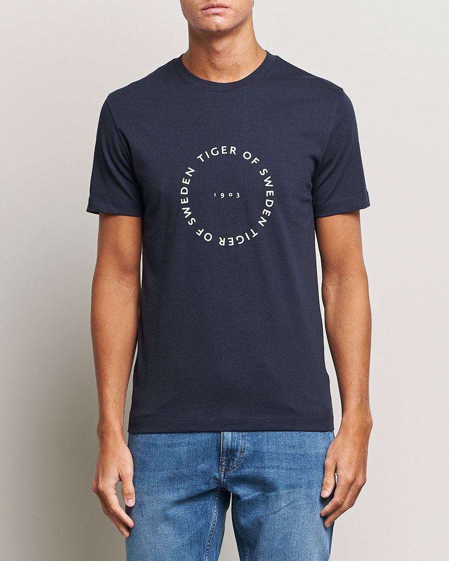 Herren | T-Shirts | Tiger of Sweden | Dillan Crew Neck Logo T-Shirt Light Ink