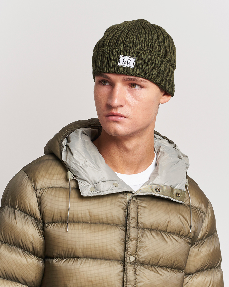Herren | C.P. Company Knitted Merino Logo Beanie Olive | C.P. Company | Knitted Merino Logo Beanie Olive