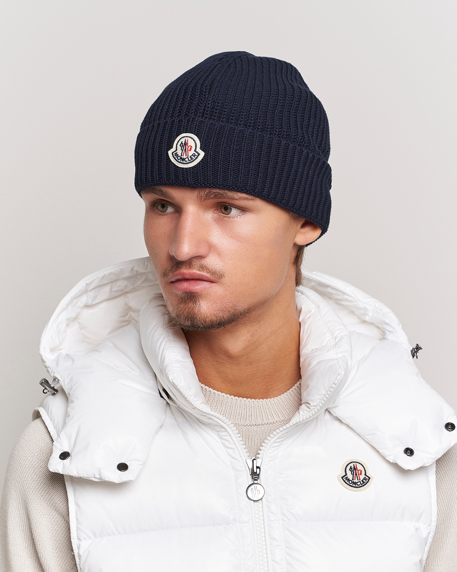 Herren | Moncler Logo Embossed Beanie Navy | Moncler | Logo Embossed Beanie Navy