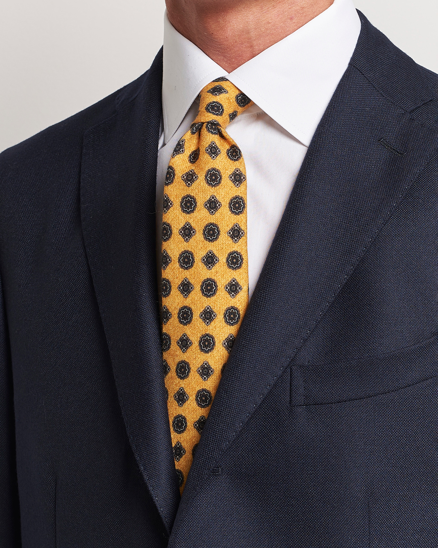 Herren | Amanda Christensen Wool Flannel 8cm Printed Medallion Tie Yellow | Amanda Christensen | Wool Flannel 8cm Printed Medallion Tie Yellow