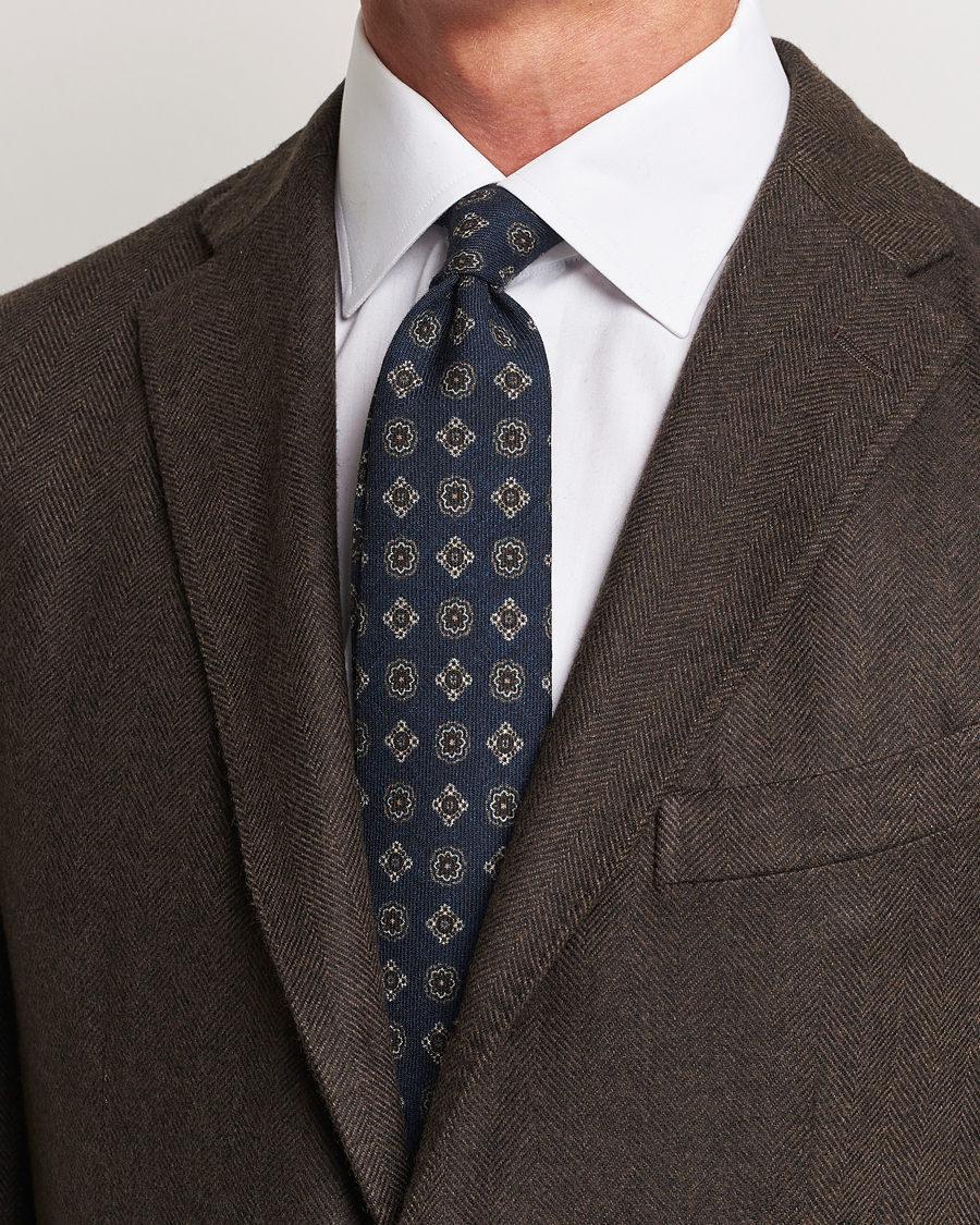 Herren | Amanda Christensen Wool Flannel 8cm Printed Medallion Tie Navy | Amanda Christensen | Wool Flannel 8cm Printed Medallion Tie Navy