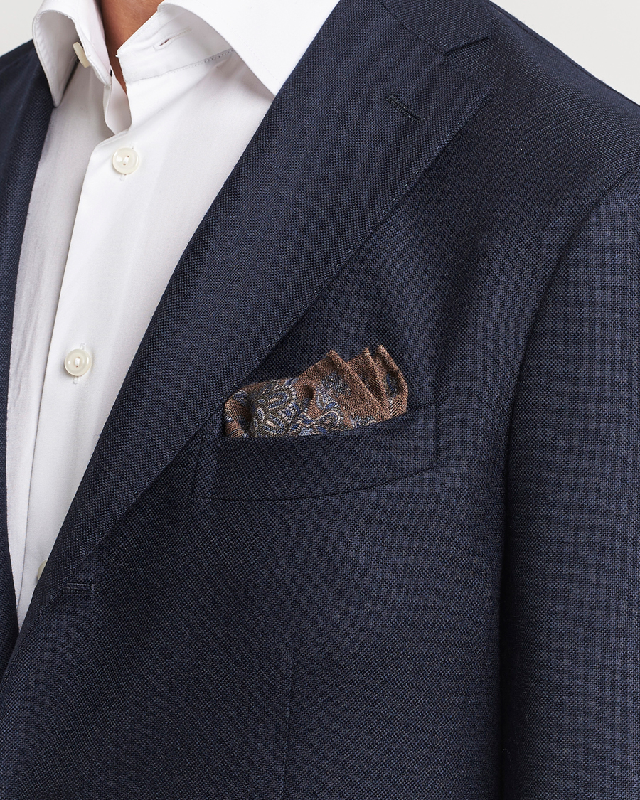 Herren | Amanda Christensen Wool Flannel Large Flower Pocket Square Brown | Amanda Christensen | Wool Flannel Large Flower Pocket Square Brown