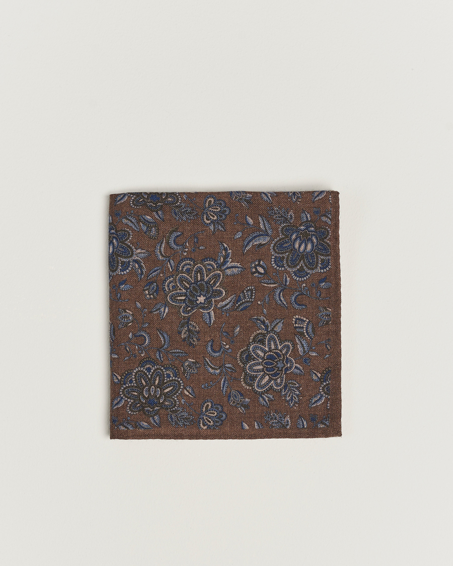 Herren | Amanda Christensen Wool Flannel Large Flower Pocket Square Brown | Amanda Christensen | Wool Flannel Large Flower Pocket Square Brown