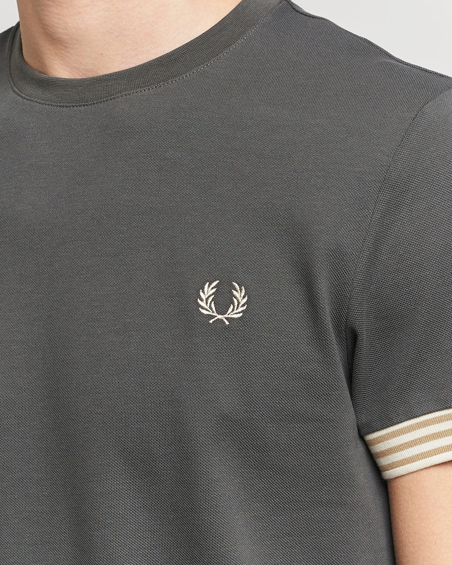 Herren | T-Shirts | Fred Perry | Striped Cuff Crew Neck T-Shirt Field Green