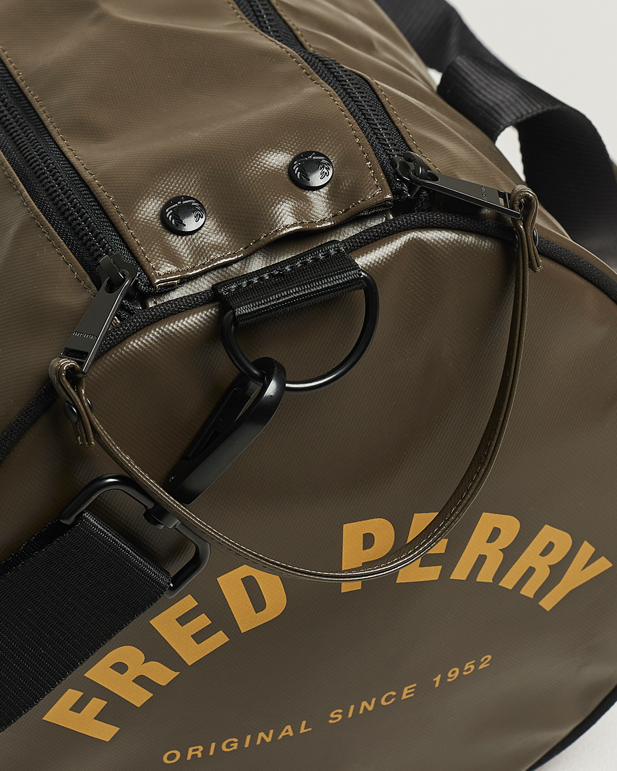 Herren | Fred Perry Tonal Classic Barrel Bag Uniform Green | Fred Perry | Tonal Classic Barrel Bag Uniform Green