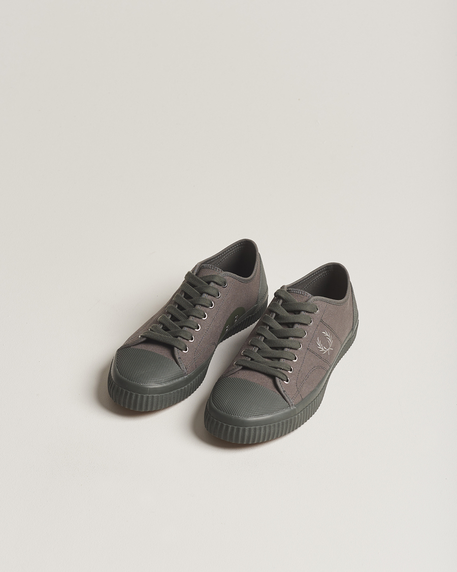 Herren | Fred Perry Hughes Canvas Sneaker Field Green | Fred Perry | Hughes Canvas Sneaker Field Green