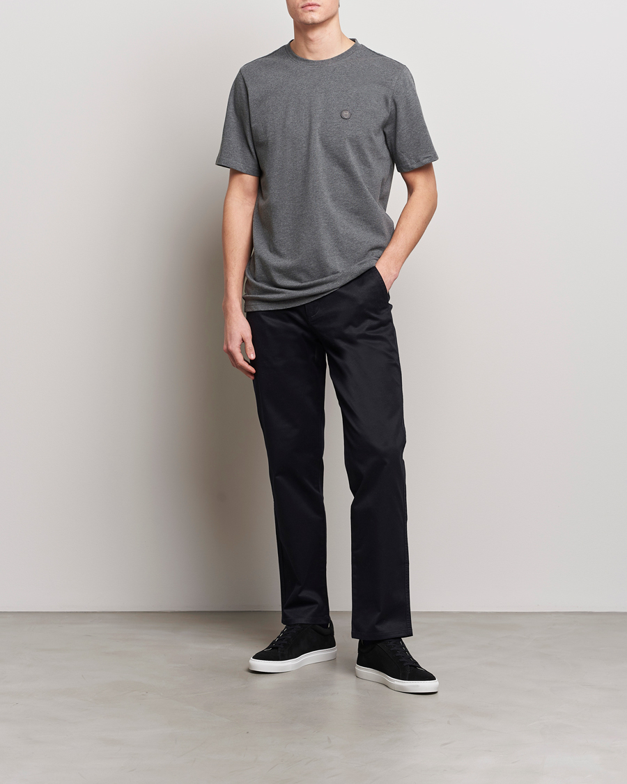 Herren | T-Shirts | KnowledgeCotton Apparel | Loke Badge T-Shirt Dark Grey Melange