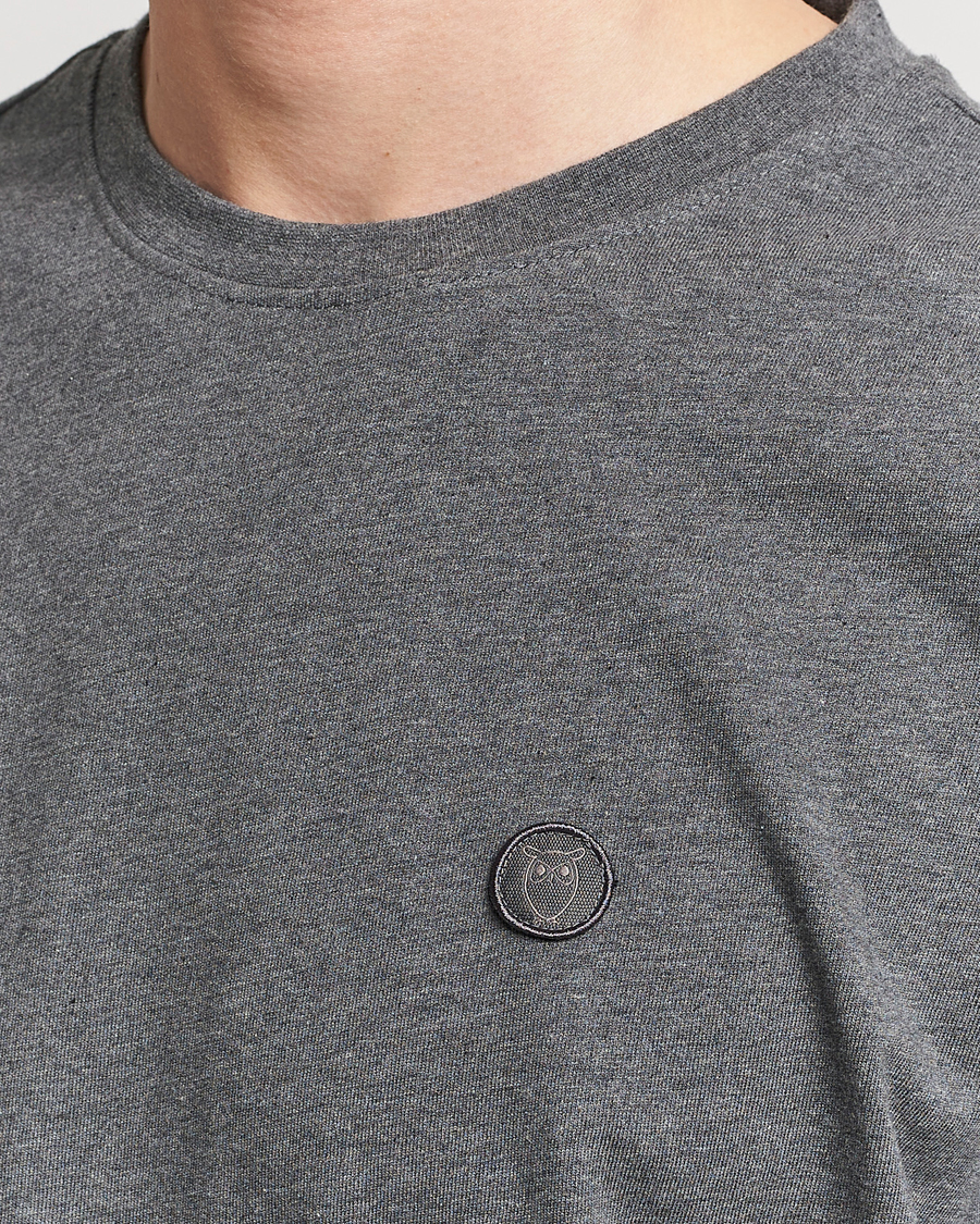 Herren | T-Shirts | KnowledgeCotton Apparel | Loke Badge T-Shirt Dark Grey Melange
