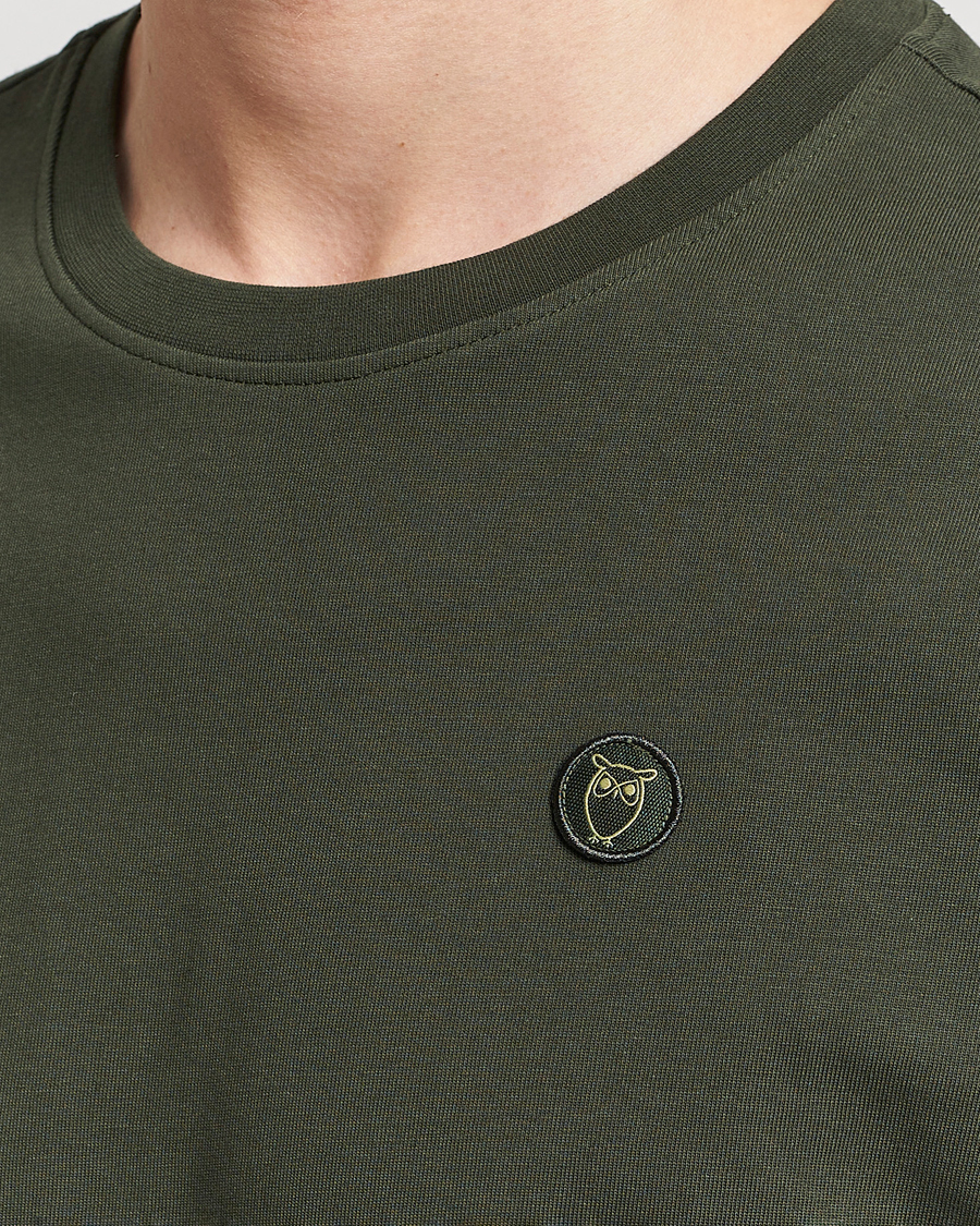 Herren | T-Shirts | KnowledgeCotton Apparel | Loke Badge T-Shirt Forest Night