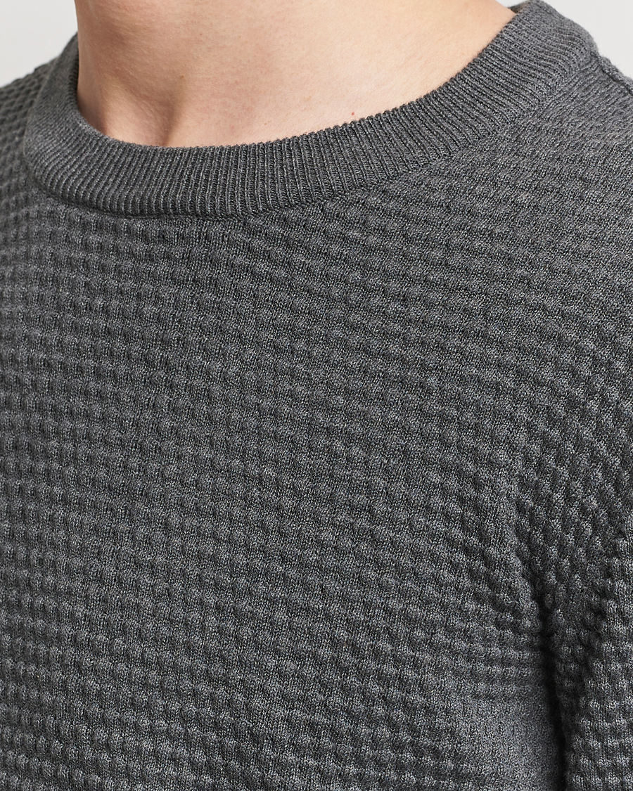 Herren | Pullover | KnowledgeCotton Apparel | Vagn Bubble Knit Cotton Crew Neck Dark Grey Melange