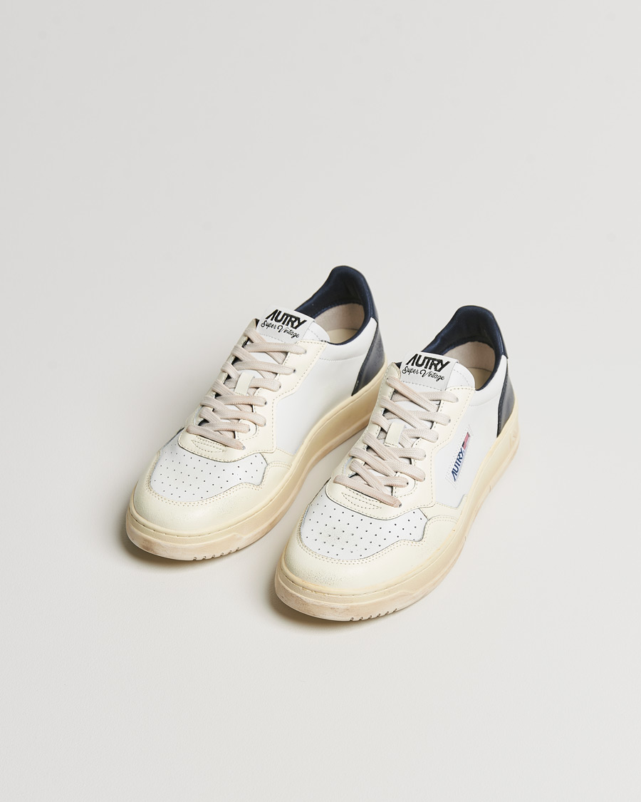 Herren | Autry Super Vintage Low Leather Sneaker White/Navy | Autry | Super Vintage Low Leather Sneaker White/Navy