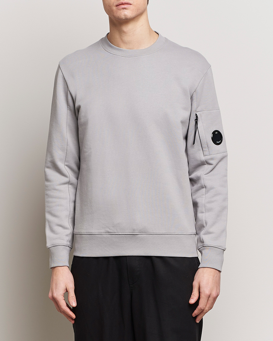Herren | Contemporary Creators | C.P. Company | Diagonal Raised Fleece Lens Sweatshirt Light Grey