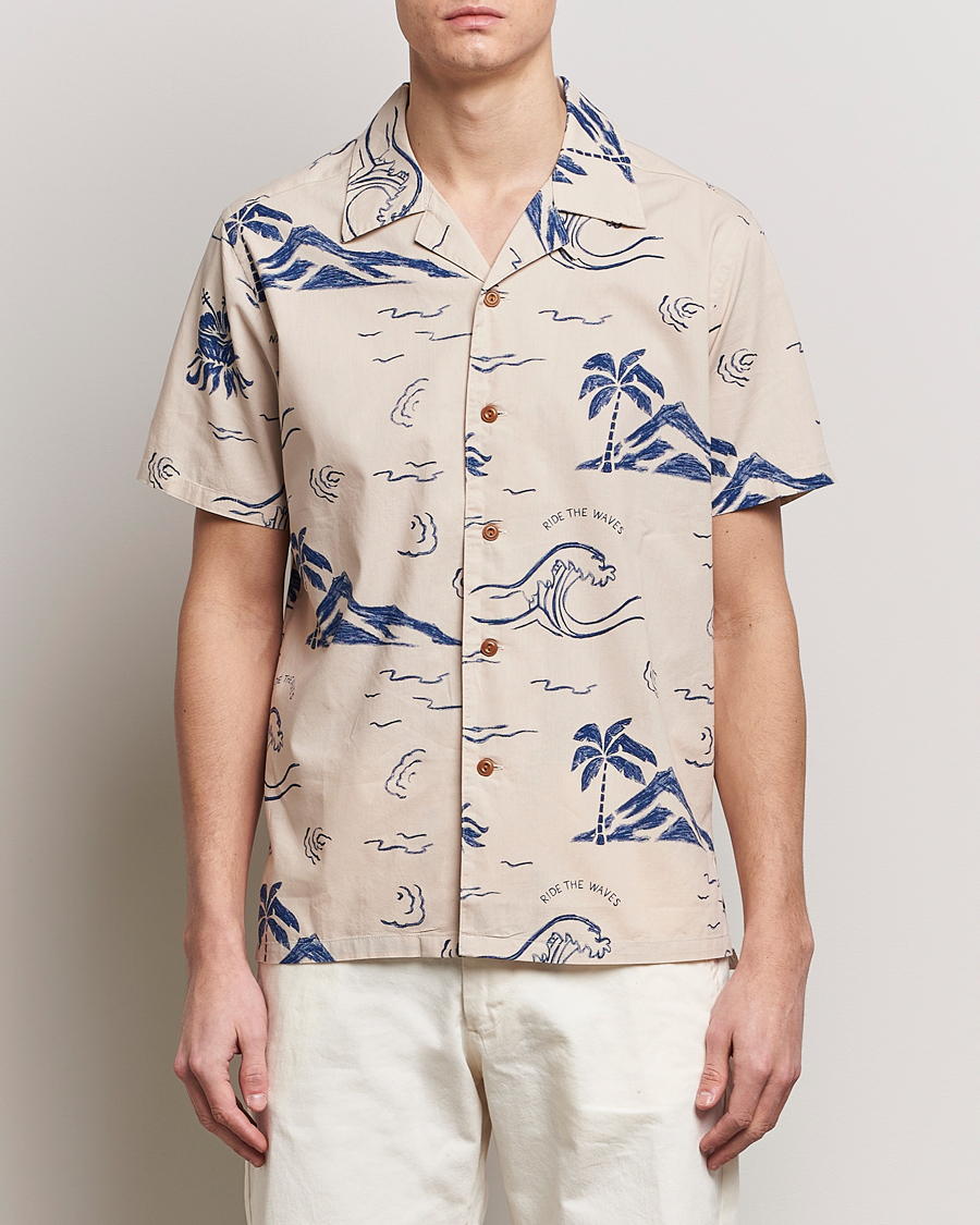 Herren | Freizeithemden | Nudie Jeans | Arvid Printed Waves Hawaii Short Sleeve Shirt Ecru
