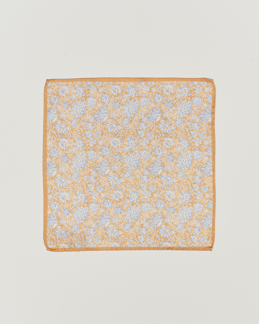 Herren | Amanda Christensen Silk Oxford Printed Flower Pocket Square Yellow | Amanda Christensen | Silk Oxford Printed Flower Pocket Square Yellow