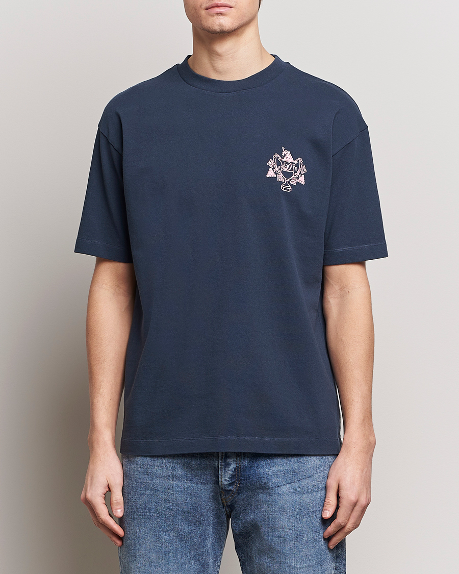 Herren | T-Shirts | Drôle de Monsieur | Blason Embroidered T-Shirt Midnight Blue