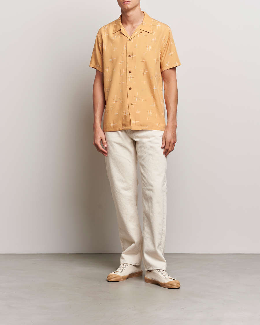 Herren | Hemden | Nudie Jeans | Arvid 50s Hawaii Shirt Ochre