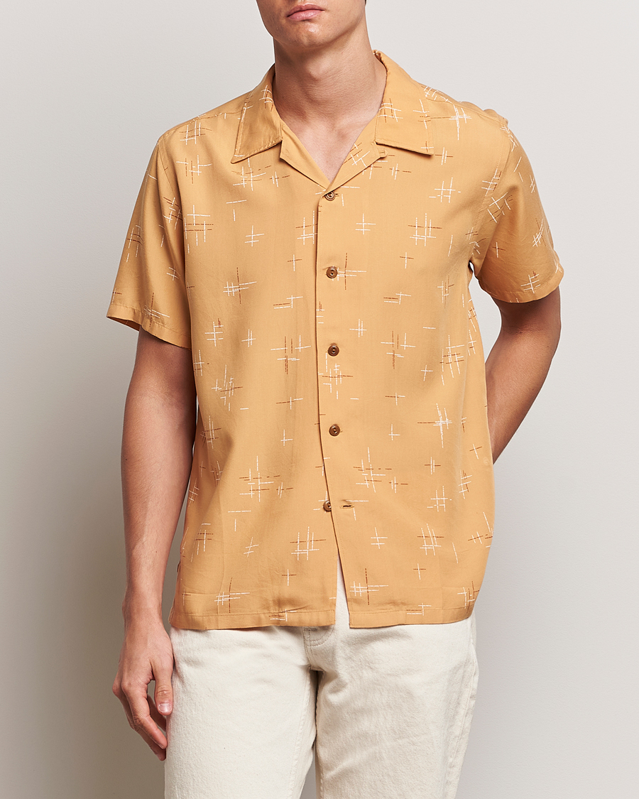 Herren | Hemden | Nudie Jeans | Arvid 50s Hawaii Shirt Ochre