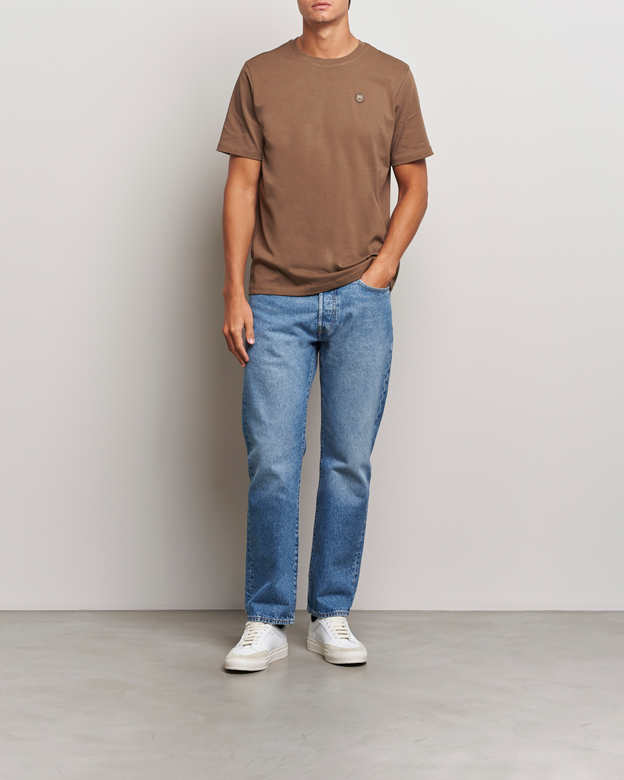 Herren | T-Shirts | KnowledgeCotton Apparel | Loake Badge T-Shirt Brown