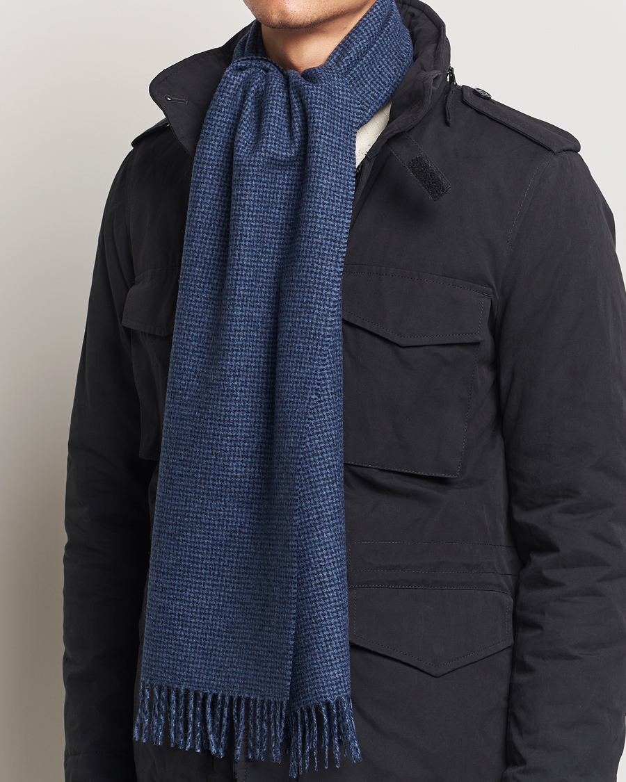 Herren | Amanda Christensen Merino Wool Dogtooth Scarf Navy | Amanda Christensen | Merino Wool Dogtooth Scarf Navy