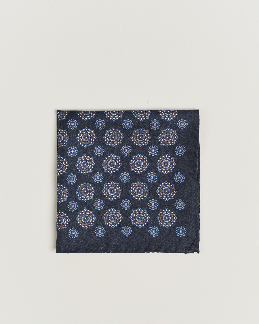 Herren | Amanda Christensen Silk Twill Printed Flower Pocket Square Navy | Amanda Christensen | Silk Twill Printed Flower Pocket Square Navy