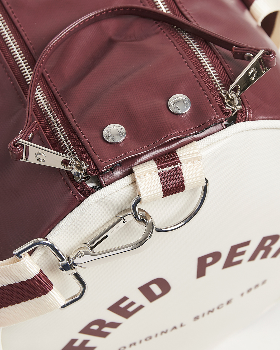 Herren | Fred Perry Classic Barrel Bag Oxblood/Ecru | Fred Perry | Classic Barrel Bag Oxblood/Ecru