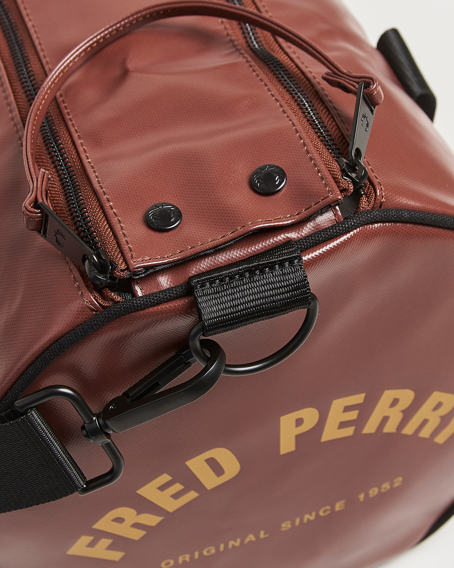 Herren | Fred Perry Tonal Classic Barrel Bag Whiskey Brown | Fred Perry | Tonal Classic Barrel Bag Whiskey Brown