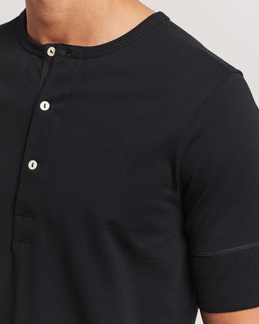 Herren | T-Shirts | Merz b. Schwanen | Short Sleeve Organic Cotton Henley Black