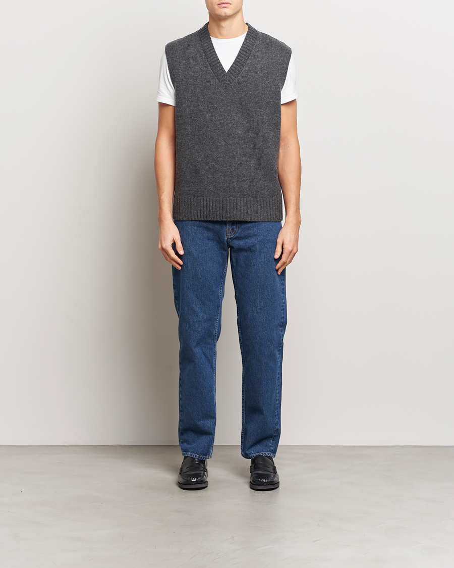 Herren | Pullover | A Day's March | Wigtown Lambswool V-Neck Vest Charcoal