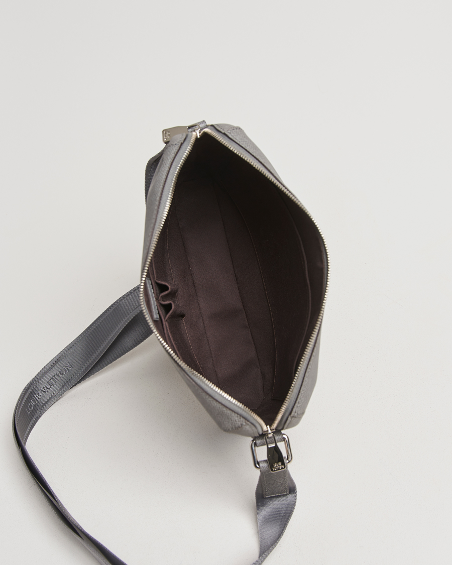 Herren | Louis Vuitton Pre-Owned Gray Taiga PM Messenger Bag Grigori | Louis Vuitton Pre-Owned | Gray Taiga PM Messenger Bag Grigori