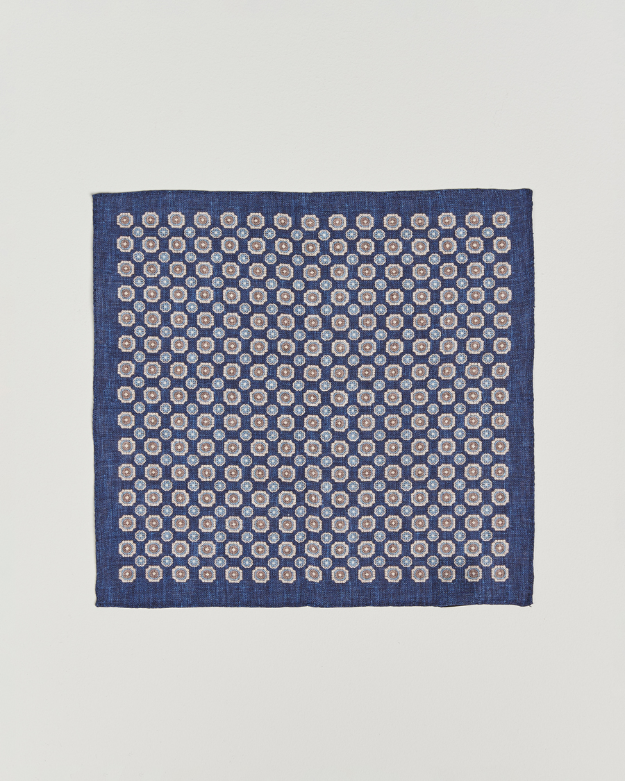 Herren | Amanda Christensen Linen Printed Medallion Pocket Square Navy | Amanda Christensen | Linen Printed Medallion Pocket Square Navy