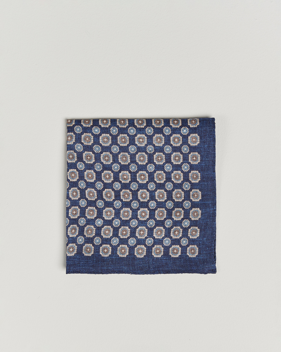 Herren | Amanda Christensen Linen Printed Medallion Pocket Square Navy | Amanda Christensen | Linen Printed Medallion Pocket Square Navy