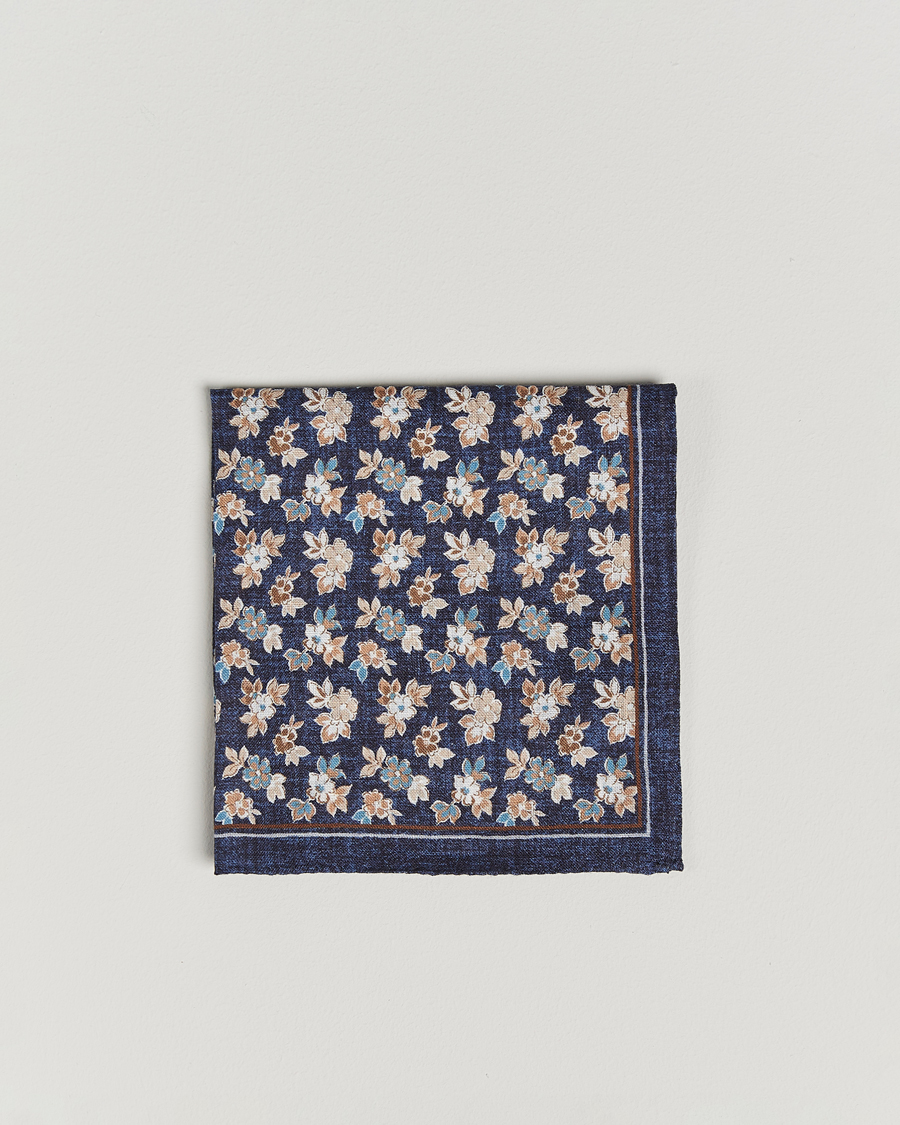 Herren | Amanda Christensen Linen Printed Flower Pocket Square Navy | Amanda Christensen | Linen Printed Flower Pocket Square Navy